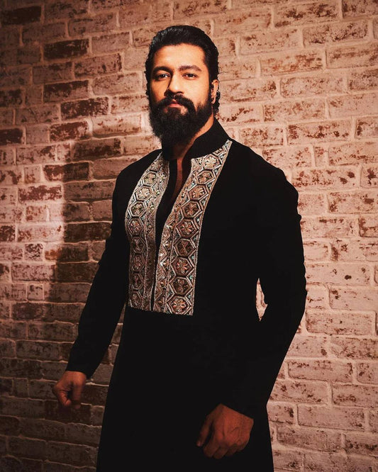 VICKY KAUSHAL IN BLACK EMBROIDERD KURTA PAJAMA SET FOR MEN'S