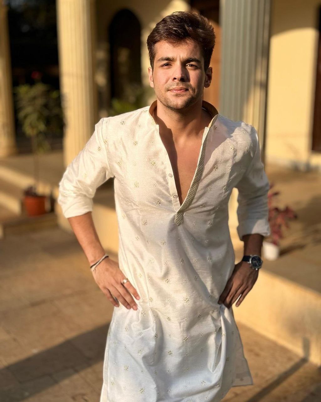 ASHISH CHANCHALANI  WHITE EMBROIDERED KURTA PAJAMA SET FOR MEN'S