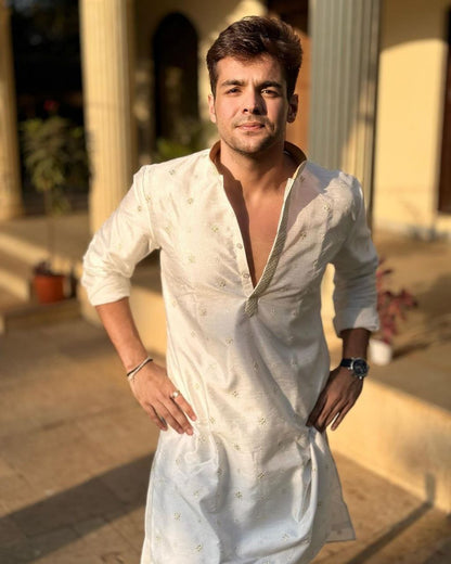 ASHISH CHANCHALANI  WHITE EMBROIDERED KURTA PAJAMA SET FOR MEN'S